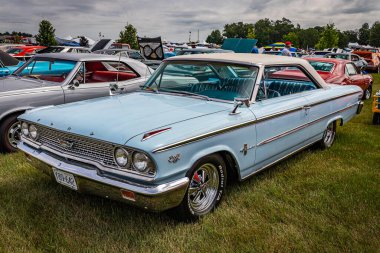Iola, WI - Temmuz 07, 2022: 1963 Ford Galaxie 500 XL Hardtop Coupe 'nin yüksek perspektifli ön köşe görüntüsü yerel bir araba fuarında.