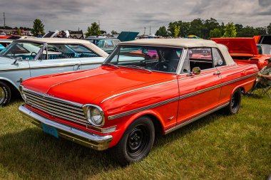 Iola, WI - Temmuz 07, 2022: 1963 Chevrolet Chevy II Nova 'nın yüksek perspektifli ön köşe manzarası Yerel bir araba fuarında Üstü açılabilen SS.