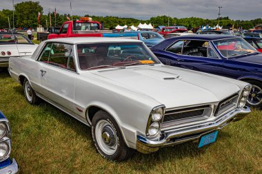 Iola, WI - Temmuz 07, 2022: 1965 Pontiac GTO 2 Door Hardtop 'ın yüksek perspektifli ön köşe görüntüsü yerel bir araba fuarında.
