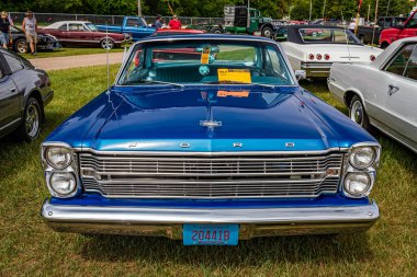 Iola, WI - 07 Temmuz 2022: 1966 Ford Galaxie 500 2 Door Hardtop 'ın yüksek perspektifli manzarası yerel bir araba fuarında.