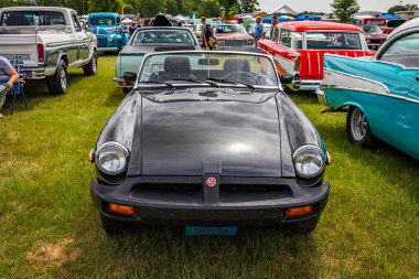 Iola, WI - Temmuz 07, 2022: Yerel bir araba fuarında 1980 MG MGB Üstü açılabilir Roadster 'ın yüksek perspektifli görüntüsü.