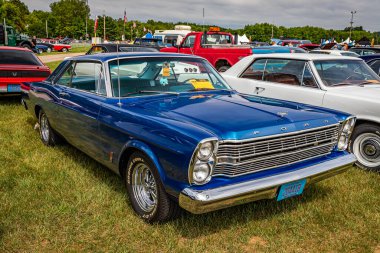 Iola, WI - Temmuz 07, 2022: 1966 Ford Galaxie 500 2 Door Hardtopat yerel bir araba fuarının yüksek perspektifli ön köşe görüntüsü.