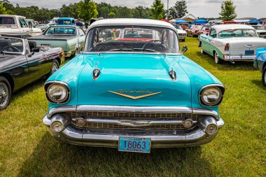 Iola, WI - 07 Temmuz 2022: 1957 Chevrolet BelAir 2 Door Hardtop 'ın yüksek perspektifli manzarası.