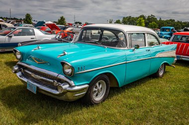 Iola, WI - 07 Temmuz 2022: 1957 Chevrolet BelAir 2 Door Hardtop 'ın yüksek perspektifli ön köşe görüntüsü yerel bir araba fuarında.