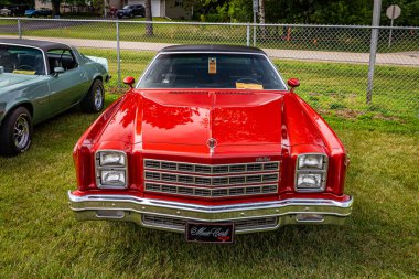 Iola, WI - Temmuz 07, 2022: 1977 Chevrolet Monte Carlo Spor Coupe 'nin yerel bir araba fuarında yüksek perspektifli ön görüntüsü.