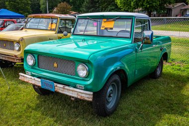 Iola, WI - Temmuz 07, 2022: Yüksek perspektifli ön köşe manzaralı 1961 Uluslararası Hasatçı Scout 80 pikap yerel bir araba fuarında.