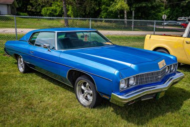 Iola, WI - 7 Temmuz 2022: 1973 Chevrolet Impala 2 Door Hardtop 'ın yüksek perspektifli ön köşesi yerel bir araba fuarında.