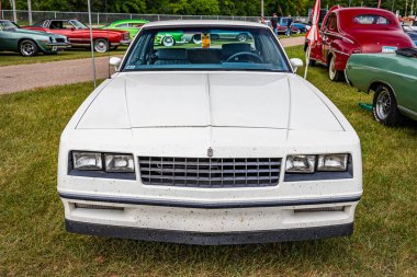 Iola, WI - Temmuz 07, 2022: 1985 Chevrolet Monte Carlo SS Coupe 'nin yüksek perspektifli manzarası yerel bir araba fuarında.