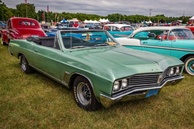 Iola, WI - 7 Temmuz 2022: 1967 model Buick Skylark Üstü açılabilen bir arabanın yüksek perspektifli ön köşesi.