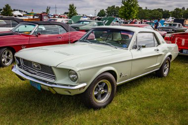Iola, WI - Temmuz 07, 2022: 1968 Ford Mustang Hardtop Coupe 'nin yüksek perspektifli ön köşe görüntüsü yerel bir araba fuarında.