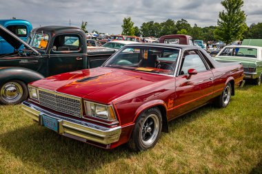 Iola, WI - 7 Temmuz 2022: 1979 Chevrolet El Camino Royal Knight 'ın yerel bir araba fuarında yüksek perspektifli ön köşe görüntüsü.