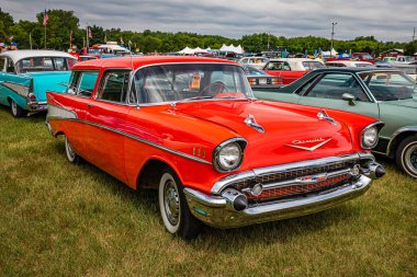 Iola, WI - 7 Temmuz 2022: 1957 Chevrolet Nomad Station Wagon 'un yüksek perspektifli ön köşe görüntüsü yerel bir araba fuarında.