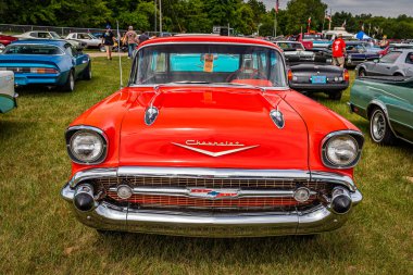 Iola, WI - 07 Temmuz 2022: 1957 Chevrolet Nomad Station Wagon 'un yerel bir araba fuarında yüksek perspektifli ön görüntüsü.
