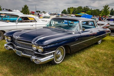 Iola, WI - 07 Temmuz 2022: 1959 Cadillac Serisi 62 4 Door Sedan 'ın yüksek perspektifli ön köşeli görüntüsü.