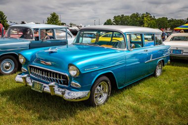 Iola, WI - 07 Temmuz 2022: 1955 Chevrolet 210 2 Door Station Wagon 'un yüksek perspektifli ön köşe görüntüsü yerel bir araba fuarında.