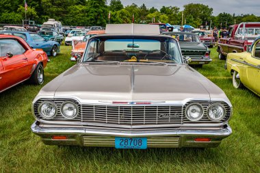 Iola, WI - 07 Temmuz 2022: 1964 Chevrolet Impala 2 Door Hardtop 'ın yüksek perspektifli manzarası yerel bir araba fuarında.