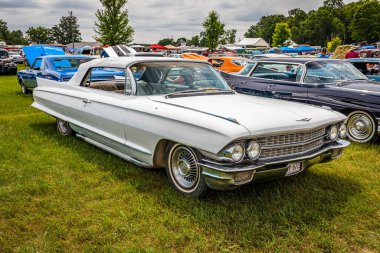Iola, WI - Temmuz 07, 2022: 1962 Cadillac Coupe DeVille Üstü açılabilen bir arabanın yüksek perspektifli manzarası yerel bir araba fuarında.