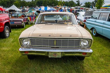 Iola, WI - Temmuz 07, 2022: 1966 Ford Falcon Futura Spor Coupe 'nin yerel bir araba fuarında yüksek perspektifli ön görüntüsü.