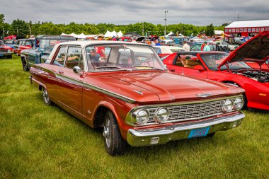Iola, WI - 7 Temmuz 2022: 1962 model Ford Fairlane 502 kapılı bir otomobil fuarında yüksek perspektifli ön köşe görüntüsü.