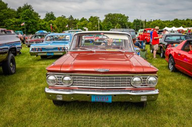 Iola, WI - 07 Temmuz 2022: 1962 Ford Fairlane 500 2 Door Sedan 'ın yüksek perspektifli ön görüntüsü yerel bir araba fuarında.