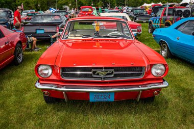Iola, WI - Temmuz 07, 2022: 1966 Ford Mustang GT Coupe 'nin yerel bir araba fuarında yüksek perspektifli ön görüntüsü.
