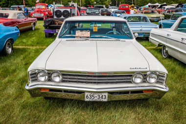 Iola, WI - Temmuz 07, 2022: 1967 Chevrolet Chevelle Malibu Spor Şovu 'nun yüksek perspektifli manzarası.