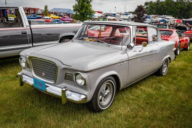 Iola, WI - Temmuz 07, 2022: 1960 Studebaker Lark VIII. 2. Kapı Hardtop yerel bir araba fuarında yüksek perspektifli ön köşe görüntüsü.