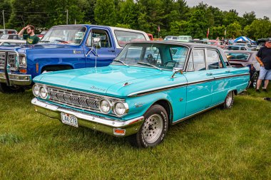 Iola, WI - Temmuz 07, 2022: 1963 Mercury Meteor 4 Door Sedan 'ın yerel bir araba fuarında yüksek perspektifli ön köşe görüntüsü.