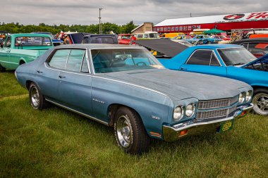 Iola, WI - Temmuz 07, 2022: 1970 Chevrolet Chevelle Malibu 4 Door Hardtop 'un yüksek perspektifli ön köşesi..