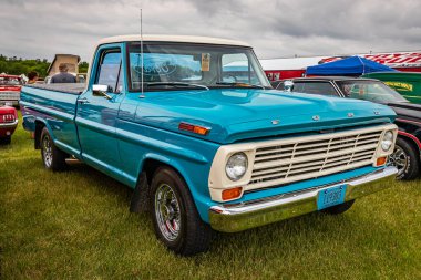 Iola, WI - Temmuz 07, 2022: 1967 Ford F250 Camper Special Pickup 'ın yerel bir araba fuarında yüksek perspektifli ön köşe görüntüsü.