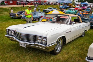 Iola, WI - 7 Temmuz 2022: 1964 Buick LeSabre 2 Door Hardtop 'ın yüksek perspektifli ön köşesi yerel bir araba fuarında.