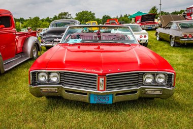 Iola, WI - 7 Temmuz 2022: 1967 model Buick LeSabre 400 'ü yerel bir araba fuarında yüksek perspektifli ön görüş.