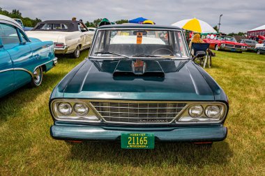 Iola, WI - 7 Temmuz 2022: 1964 Studebaker Kumandanı 2 Door Sedan 'ın yerel bir araba fuarında yüksek perspektifli ön görüntüsü.