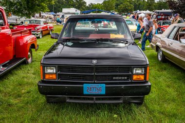 Iola, WI - 7 Temmuz 2022: 1989 Dodge Dakota Spor Üstü açılır spor arabasının yerel bir araba fuarında yüksek perspektifli görünümü.