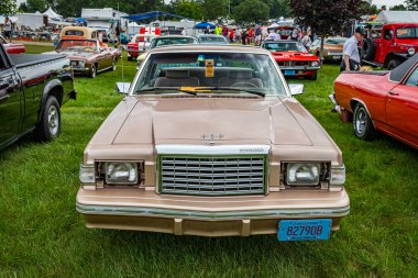 Iola, WI - Temmuz 07, 2022: 1981 Ford Thunderbird Hardtop Coupe 'nin yerel bir araba fuarında yüksek perspektifli ön görüntüsü.