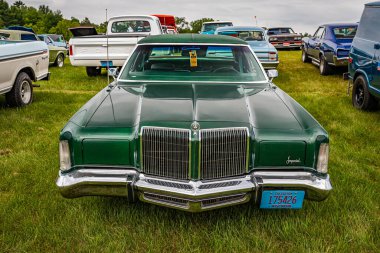 Iola, WI - Temmuz 07, 2022: 1975 tarihli LeBaron Crown Coupe yerel bir araba fuarında yüksek perspektifli ön görüş.