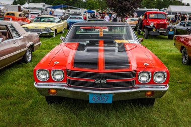 Iola, WI - Temmuz 07, 2022: 1970 Chevrolet El Camino SS 'in yerel bir otomobil fuarındaki yüksek perspektifli manzarası.
