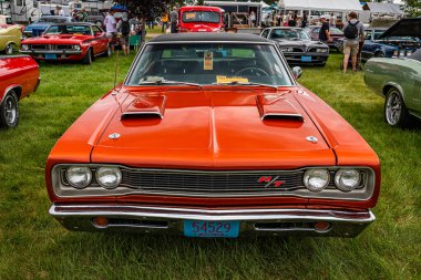 Iola, WI - Temmuz 07, 2022: 1969 Dodge Coronet RT Hardtop Coupe 'nin yüksek perspektifli ön görüntüsü yerel bir araba fuarında.