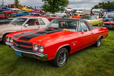 Iola, WI - 07 Temmuz 2022: 1970 Chevrolet El Camino SS 'in yerel bir otomobil fuarında yüksek perspektifli ön köşe görüntüsü.