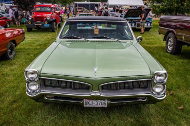 Iola, WI - 7 Temmuz 2022: 1967 Pontiac Tempest LeMans 2 Door Hardtop yerel bir otomobil fuarında.