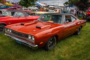 Iola, WI - Temmuz 07, 2022: 1969 Dodge Coronet RT Hardtop Coupe 'nin yüksek perspektifli ön köşe görüntüsü yerel bir araba fuarında.