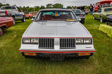 Iola, WI - Temmuz 07, 2022: Yerel bir araba fuarında 1984 model Oldsmobile Hurst Olds Cutlass Supreme Coupe 'ın ön görüntüsü.