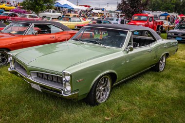 Iola, WI - 7 Temmuz 2022: 1967 Pontiac Tempest LeMans 2 Door Hardtop yerel bir araba fuarında ön köşe manzarası.