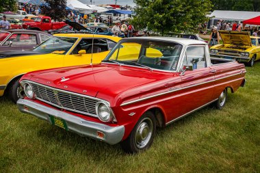 Iola, WI - Temmuz 07, 2022: 1965 Ford Falcon Ranchero 'nun yerel bir otomobil fuarındaki yüksek perspektifli ön köşe görüntüsü.