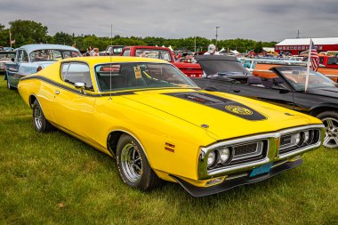 Iola, WI - Temmuz 07, 2022: 1971 Dodge Charger Super Bee Hardtop Coupe yerel bir araba fuarında yüksek perspektifli ön köşe görüntüsü.