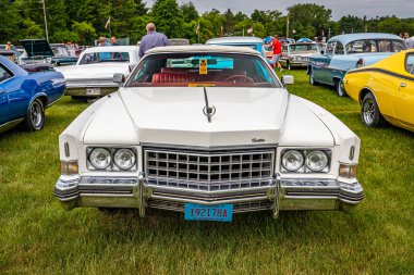 Iola, WI - 7 Temmuz 2022: 1973 Cadillac Eldorado 'nun yüksek perspektifli manzarası Yerel bir araba fuarında Üstü açılır.
