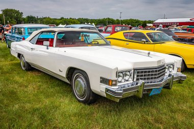 Iola, WI - 7 Temmuz 2022: 1973 model bir Cadillac Eldorado 'nun yüksek perspektifli ön köşesi..