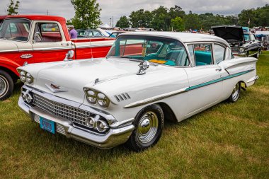 Iola, WI - 07 Temmuz 2022: 1958 Chevrolet BelAir 2 Door Sedan 'ın yüksek perspektifli ön köşe görüntüsü yerel bir araba fuarında.