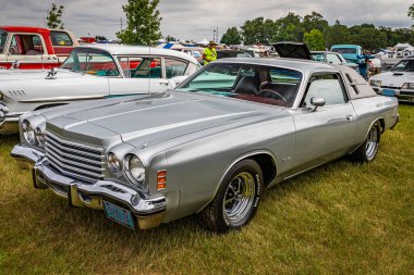 Iola, WI - Temmuz 07, 2022: 1977 Dodge Charger SE Midnight Special 'ın yüksek perspektifli ön köşe görüntüsü yerel bir araba fuarında.