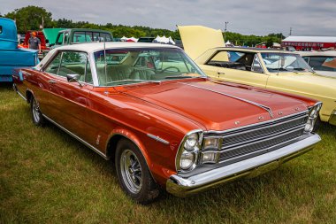 Iola, WI - 07 Temmuz 2022: 1966 Ford Galaxie 500 2 Door Hardtop 'ın yüksek perspektifli ön köşe görüntüsü yerel bir araba fuarında.